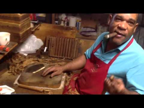 Master Cigar Roller Don Antonio at En Fuego Cigar Lounge in Las Vegas, NV.